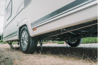 Hydraulische assteun onder caravan – voorbeeldmontage